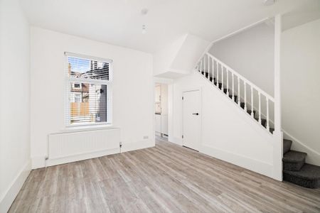 4 bedroom terraced house to rent - Photo 5