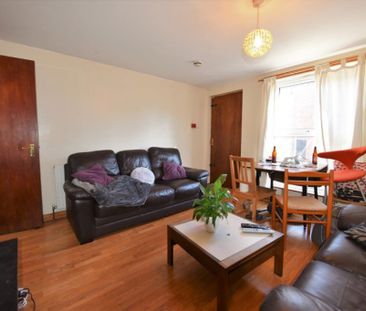 6 bedroom House in Ashville Grove, Leeds - Photo 1