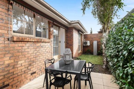 CHIC, STYLISH AND IN A PERFECT LOCATION! - Photo 3