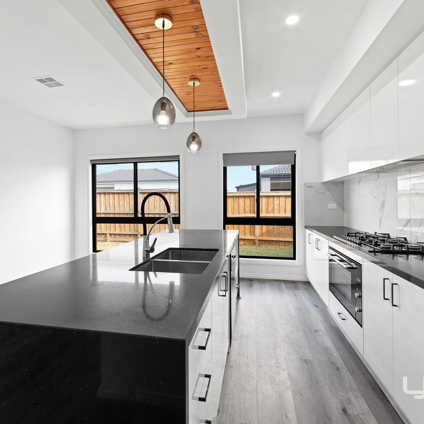 5 BEDROOM FAMILY HOME - Photo 1