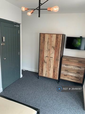 1 bedroom in a house share to rent - Photo 3