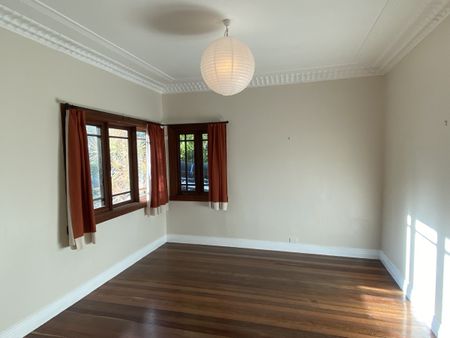 Lovely 4 Bedroom Family Home - Photo 2