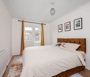 Aileen Gardens, Camberley, Surrey, GU15 - Photo 5