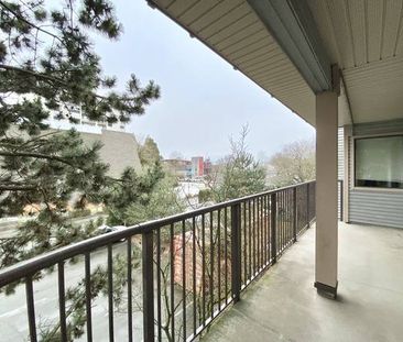 Spacious 2 bedroom + 2 bath suite next to Richmond Centre & Minoru!! - Photo 2