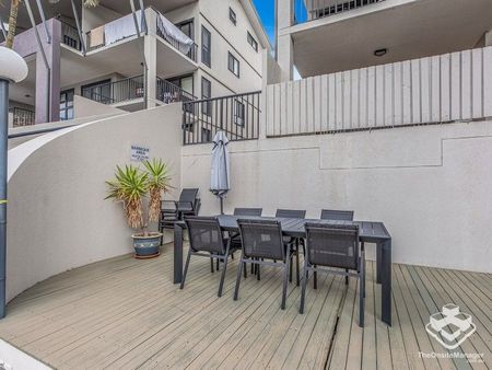 Perfect location in Toowong, Top notch garden, furnished two bedroom apartment - Photo 2