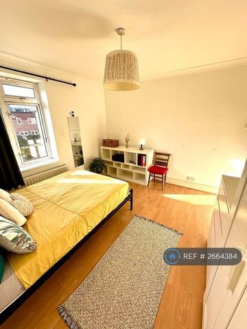 1 bedroom in a flat share to rent - Photo 2