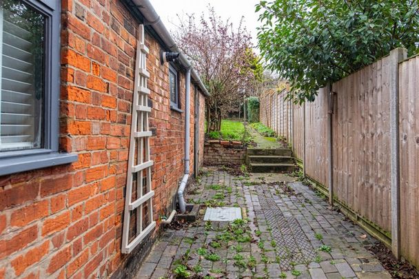 2 bed House - Mid Terrace To Let - Photo 1