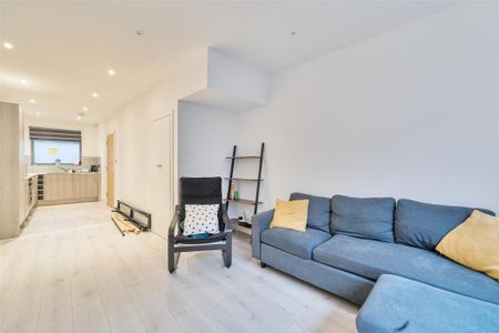 3 bedroom mews to rent - Photo 2