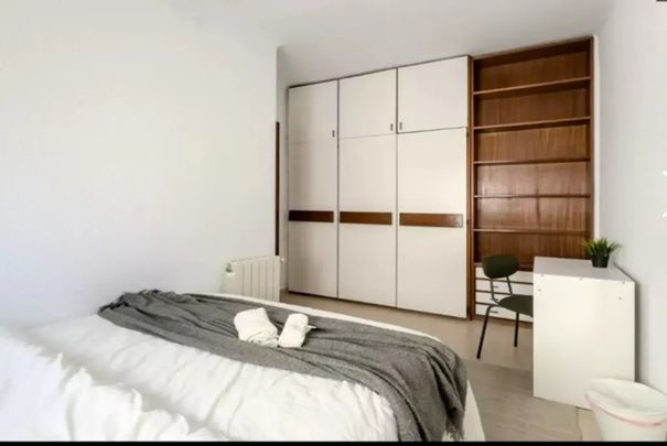 Carrer de les Acàcies, Barcelona, Catalonia 08027 - Photo 1