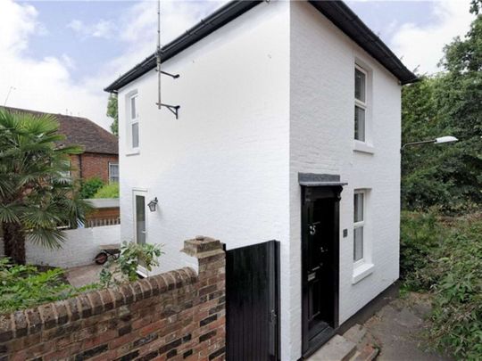 Charming two bedroom cottage with a courtyard garden located in the village area of Tunbridge Wells. - Photo 1