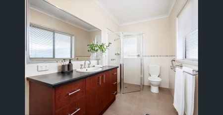 Large Three Bedroom Townhouse - Photo 3