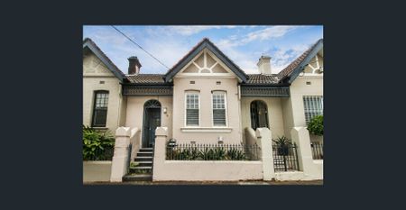 Prime Position Victorian Home - Photo 4