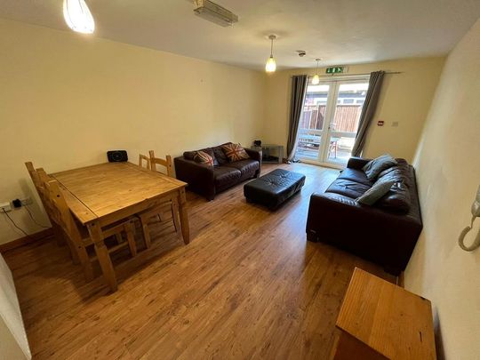 1 bedroom in a house share to rent - Photo 1