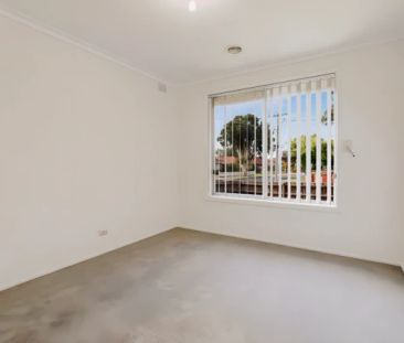 3 Bed, 1 Bath - Photo 5