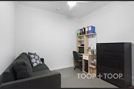 Charming & Modern Apartment in the Heart of St Clair - Photo 5