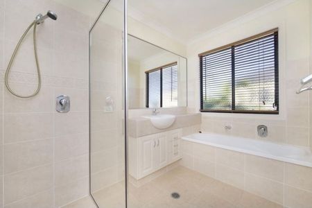 Helensvale Stunning Home in The Perfect Location - Photo 5