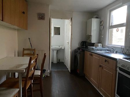 4 Bed Flat, Burdett Road, E3 - Photo 3