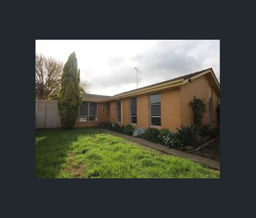 Warm and inviting home that’s perfectly located. - Photo 4