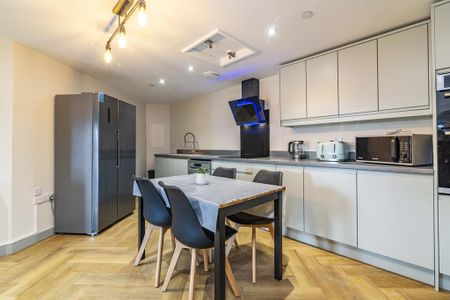 5 bedroom flat to rent - Photo 4