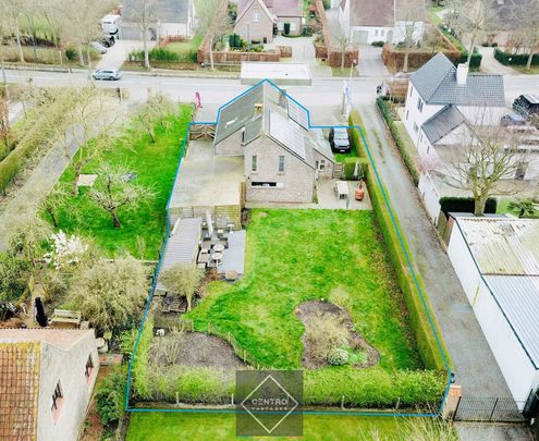 Instapklare VILLA met 2/3 slpkms, dressing, badkamer en garage met overkapping). Gelegen te Damme op wandelafstand gelegen van het centrum! - Photo 1