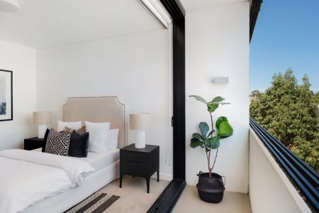 UPPER FLOOR APARTMENT ON THE FRINGE OF THE CITY - Photo 3