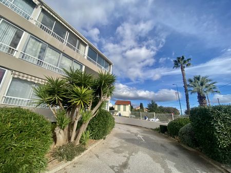 Type 2 - loggia vue mer - dernier étage parking - Photo 3