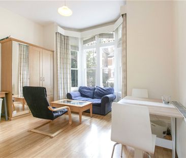 Walpole Gardens, London, W4 4HG - Photo 2