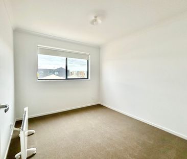 A Stylish brand-new and Conveniently Located two Storey family home! - Photo 4