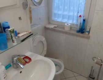 2-Raum-Wohnung // Balkon und Fahrstuhl // 2.OG // teilmöbliert - Foto 1