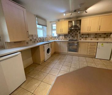 SPACIOUS ONE BEDROOM, TOWN CENTRE (P05092) - Photo 4