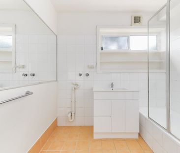 Ground Floor Two-Bedroom Apartment with Spacious Courtyard – Prime ... - Photo 3