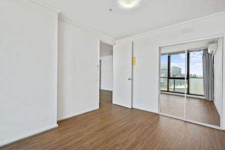 Luxurious Southbank Living with Stunning Views - Photo 3