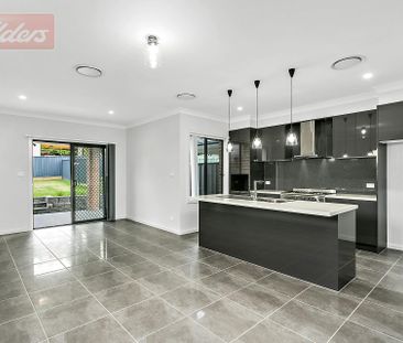 Quality Four Bedroom Duplex - Pet Friendly - Photo 5