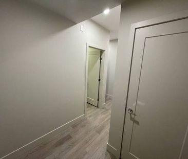 Modern 1BR+Den/2BA/In suite laundry/Soaker tub/Close to Skytrain - Photo 3