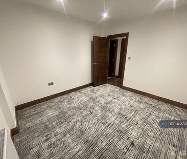 3 bedroom flat to rent - Photo 4