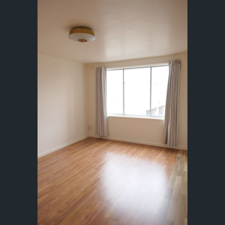 BIG, FIRST FLOOR ONE BEDROOM - WITH OFF STREET PARK - Photo 1