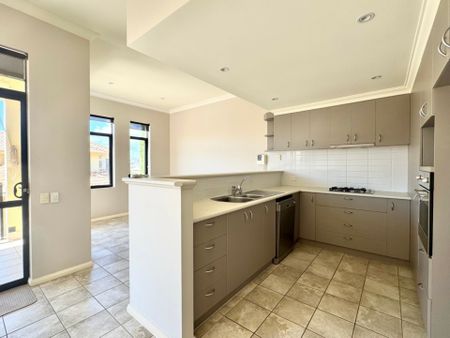 Luxury Living Across Three Levels with Uninterrupted Views. - Photo 2