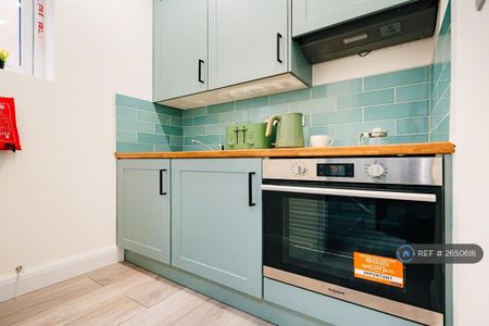 1 bedroom in a house share to rent - Photo 2