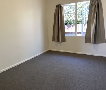 Modern, tidy and sunny unit in a great location. - Photo 1