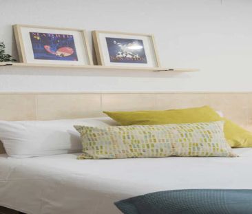 Room in a shared 25-bedroom apartment for rent in Valdeacederas. - Foto 2