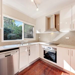 Townhouse with Delightful Gardens - Photo 2