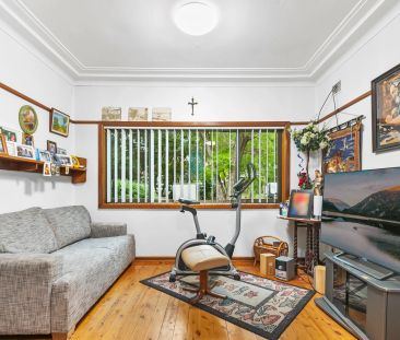 Neat & tidy 4-5 bedroom home with large yard! - Photo 5