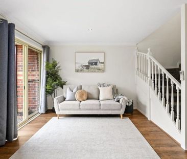 Pretty as a picture and easy walk to the heart of Croydon - Photo 2