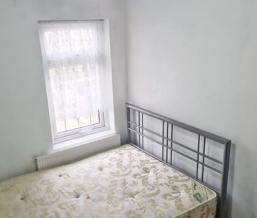 Lansbury Avenue, Edmonton, London N18 - Photo 2