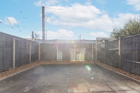 1 bedroom Flat To Let - Photo 2