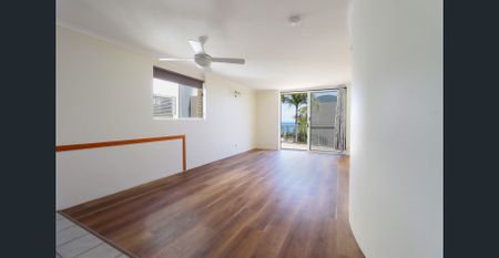 ENJOY SEA BREEZES AND OCEAN GLIMPSES - Photo 2