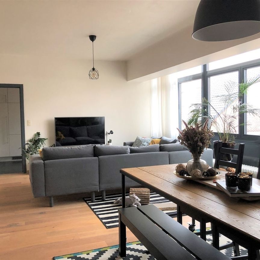 Mooi appartement met 2 slaapkamers, ruime woonkamer gelegen vlakbij de markt van Maaseik. - Foto 1