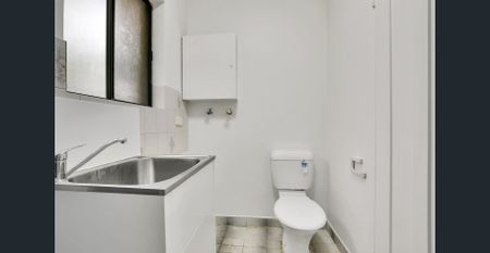 Refreshed, Modern And Spacious, Oversized And Private One Bedroom Courtyard Villa In A Convenient Location, Only Moments To All Amenities - Photo 5