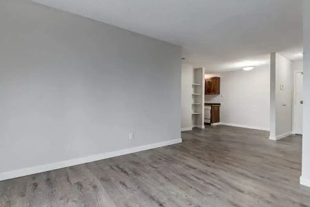 2 Bedroom - Photo 2