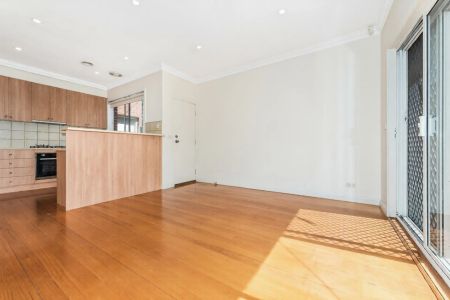 Spacious & Peacefully Positioned Villa in Prime Hadfield Location - Photo 3